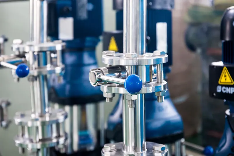 Equipo de filtración y purificación de agua industrial con válvulas de acero inoxidable