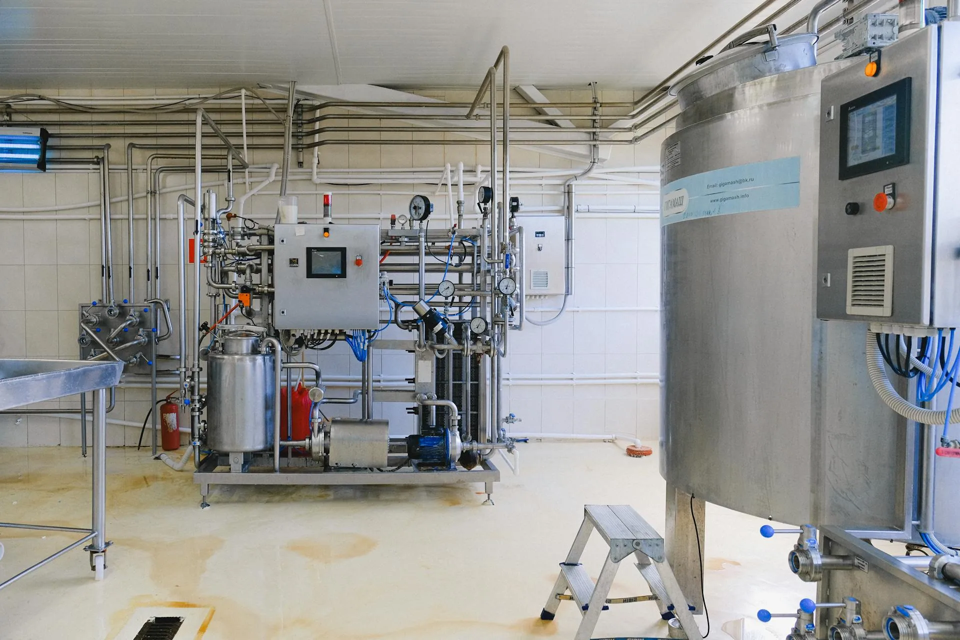 Planta de tratamiento de agua industrial con tanques y tuberías de acero inoxidable