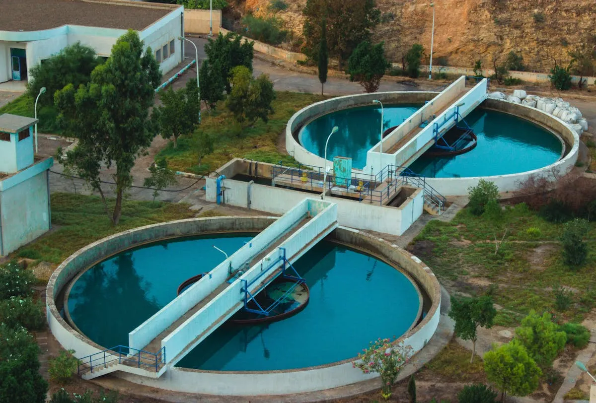 Planta de tratamiento de agua industrial rodeada de vegetación tropical