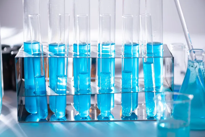 Tubos de ensayo con muestras de agua para análisis químico en laboratorio de tratamiento